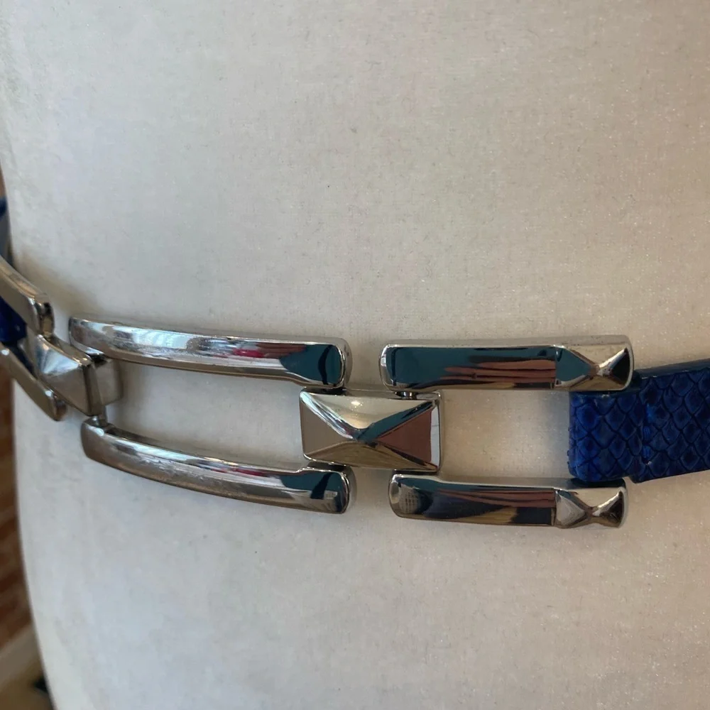 White House Black Market Womens Blue Leather Skinny Belt Size M/L Adjustable
